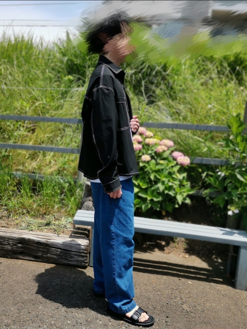 「休日スタイル、春夏コーデ、夏コーデ、おしゃれさんと繋がりたい、シンプルコーデ、シンプル、きれいめカジュアル、大人コーデ、ブラック、シャツ、ワイドデニム」｜「ZARAのアイテム（シャツ/ブラウス、ブラック系）」を使った、Astroさん（メンズ・168cm）の春コーディネートの2枚目の写真