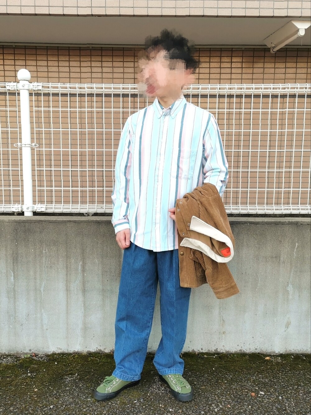 「春服、休日コーデ、きれいめカジュアル、デニム、ワイドパンツ、シャツスタイル、大人コーデ、大人カジュアル、スニーカー」｜「ZARAのアイテム（シャツ/ブラウス、ホワイト系）」を使った、Astroさん（メンズ・168cm）の春コーディネートの3枚目の写真