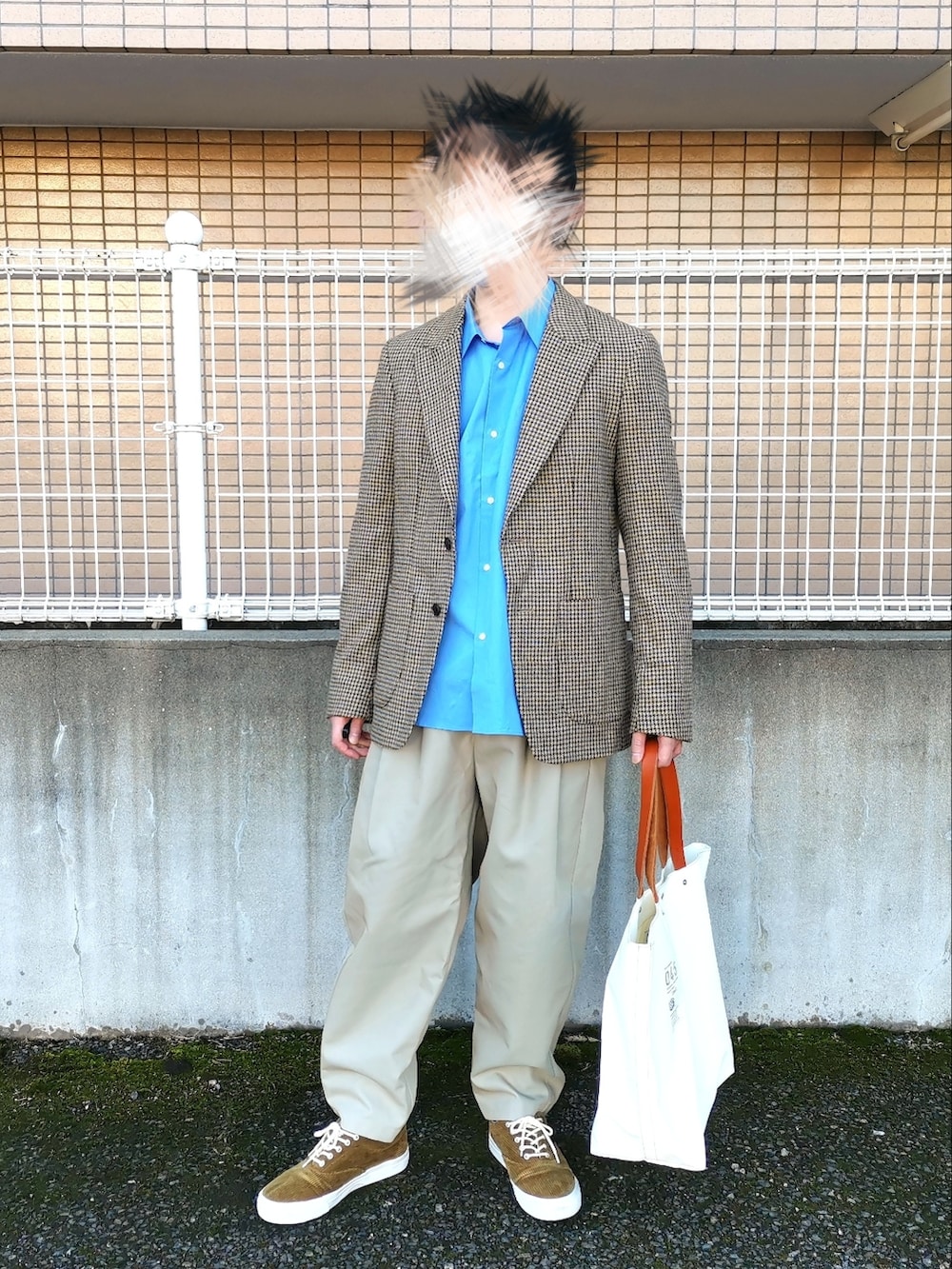 「秋、オトナカジュアル、きれいめカジュアル、秋服コーデ、休日コーデ、大人コーデ、ジャケット、キレイめ」｜「FEMMENTのアイテム（チノパンツ、ベージュ系）」を使った、Astroさん（メンズ・168cm）の秋コーディネートの2枚目の写真