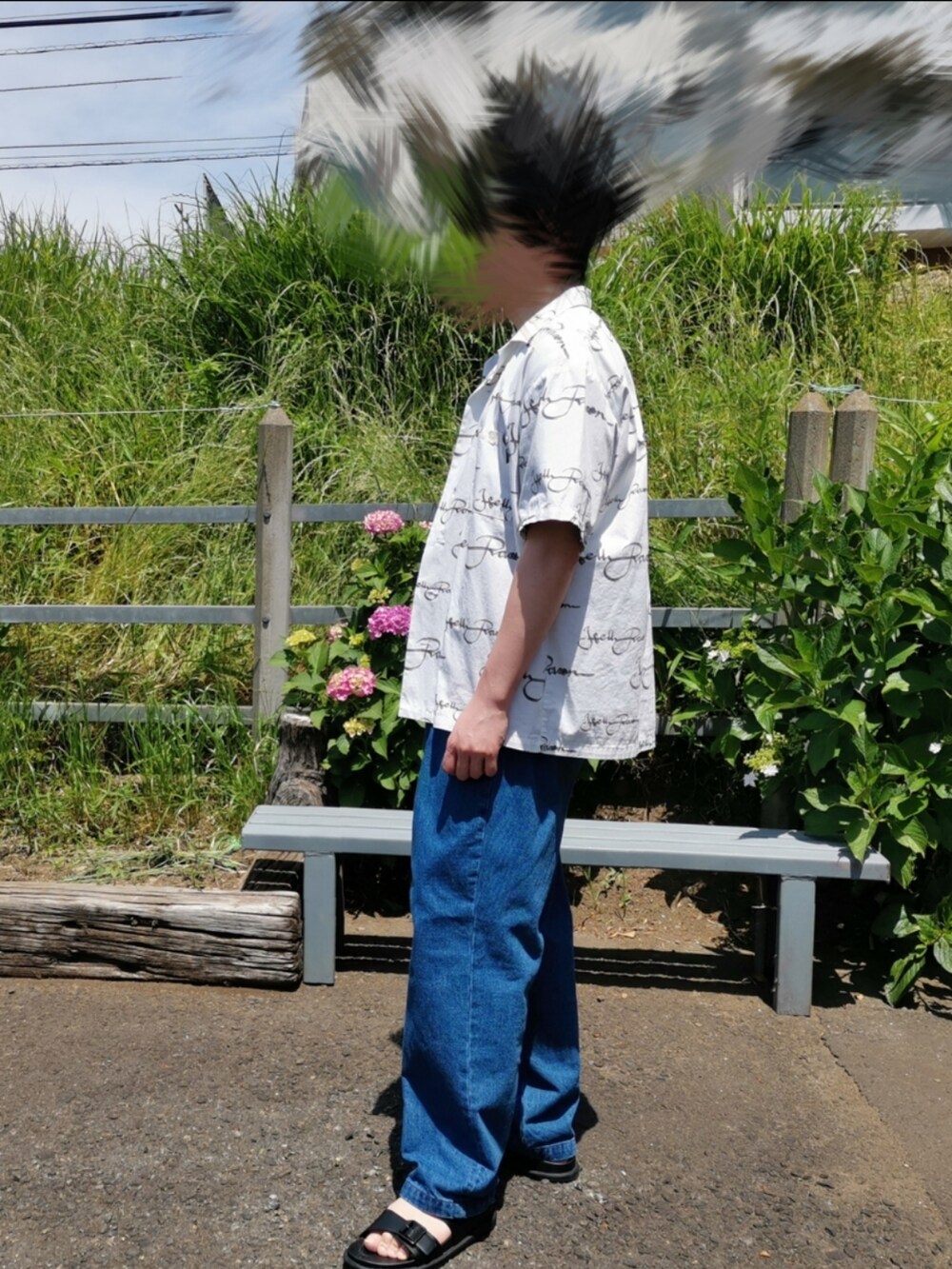 「夏コーデ、休日スタイル、夏、シャツ、シンプルコーデ、シンプル、オトナカジュアル、ゆるコーデ、おしゃれさんと繋がりたい、大人コーデ、ワイドデニム」｜「ZARAのアイテム（Tシャツ/カットソー、ブラック系）」を使った、Astroさん（メンズ・168cm）の春コーディネートの2枚目の写真