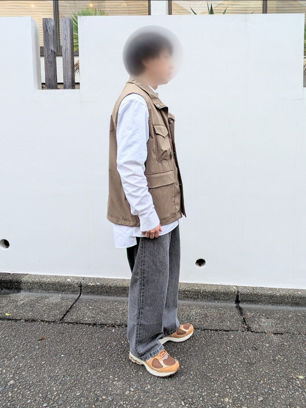 「休日スタイル、おしゃれさんと繋がりたい、ストリート、ootd、カジュアル、カジュアルコーデ、オトナカジュアル、お洒落さんとつながりたい、秋コーデ、いいね、save、フォローお願いします🤑、大人カジュアル、ベスト、レイヤードスタイル、デニムコーデ、ニューバランス」｜「BEAUTY&YOUTH UNITED ARROWSのアイテム（ベスト、グリーン系）」を使った、Astroさん（メンズ・168cm）の秋コーディネートの2枚目の写真