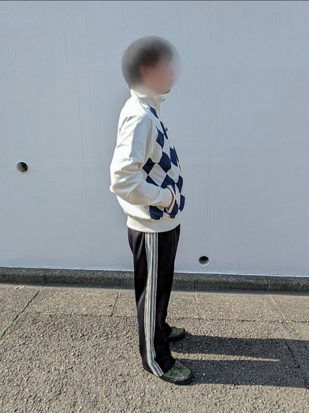 「カジュアル、シンプル、休日スタイル、カジュアルコーデ、オトナカジュアル、おしゃれさんと繋がりたい、お洒落さんとつながりたい、スニーカーコーデ、はるコーデ、春服コーデ、いいね、save、フォローお願いします🤑、韓国ファッション、モノトーンコーデ」｜「FRED PERRYのアイテム（ジャージ、ホワイト系）」を使った、Astroさん（メンズ・168cm）の春コーディネートの2枚目の写真
