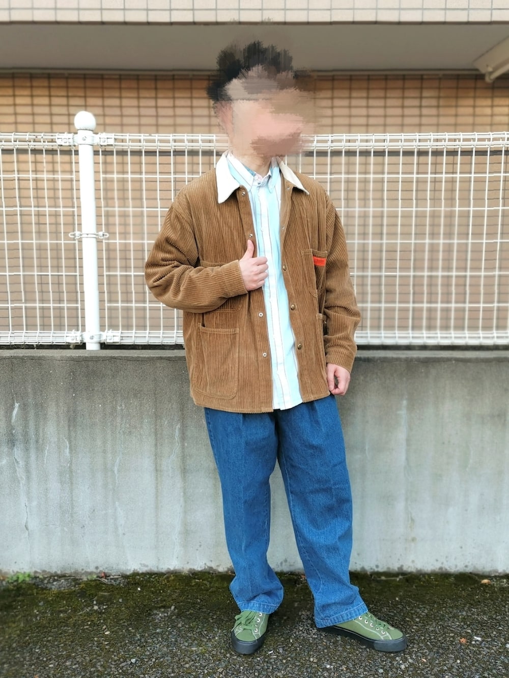 「春服、休日コーデ、きれいめカジュアル、デニム、ワイドパンツ、シャツスタイル、大人コーデ、大人カジュアル、スニーカー」｜「ZARAのアイテム（シャツ/ブラウス、ホワイト系）」を使った、Astroさん（メンズ・168cm）の春コーディネートの2枚目の写真
