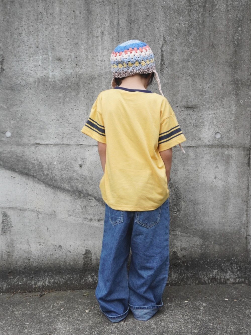 イエロー系のTシャツ/カットソー、ブルー系のデニムパンツを着用したキッズの夏コーディネートの5枚目の写真