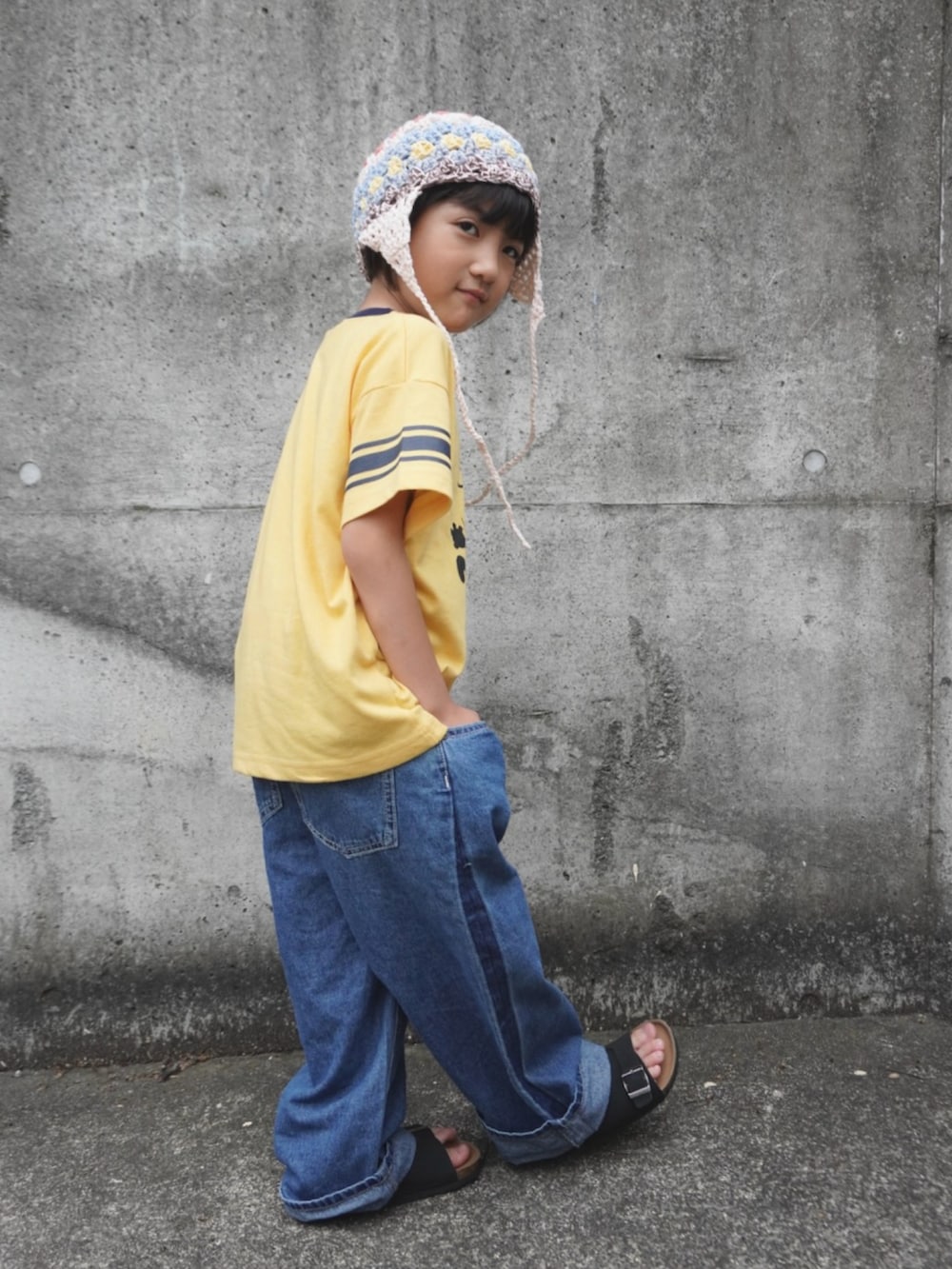 イエロー系のTシャツ/カットソー、ブルー系のデニムパンツを着用したキッズの夏コーディネートの4枚目の写真
