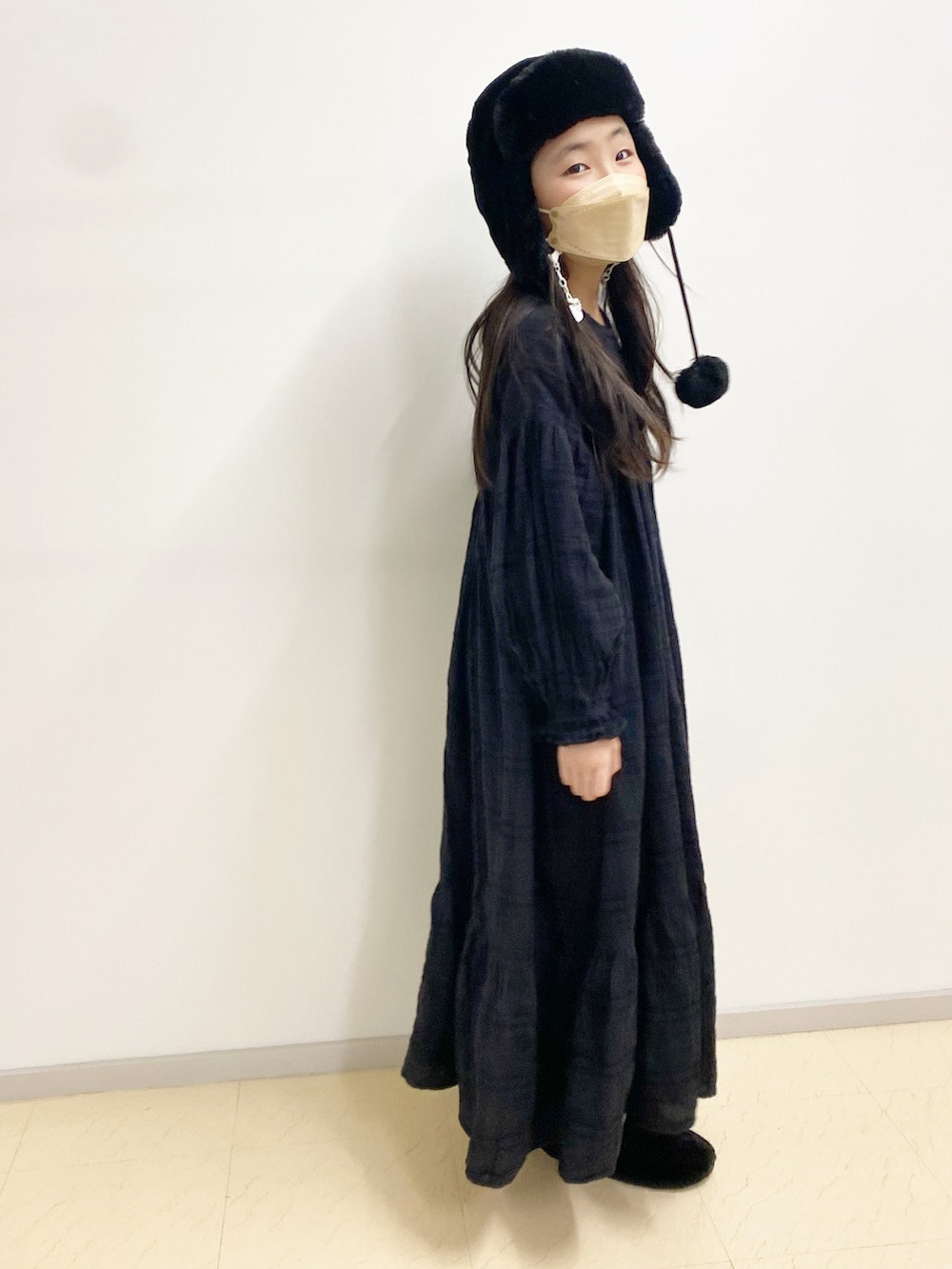 「チェック、冬コーデ、おでかけコーデ、ファー小物、ブラック、ブラックコーデ、ワンピース、handmade、ハンドメイド、ファー帽子」｜「THEATRE PRODUCTSのNYLONｼｮﾙﾀﾞｰﾊﾞｯｸﾞ（ショルダーバッグ、ホワイト系）」を使った、yunaa さん（キッズ・135cm）の冬コーディネートの2枚目の写真