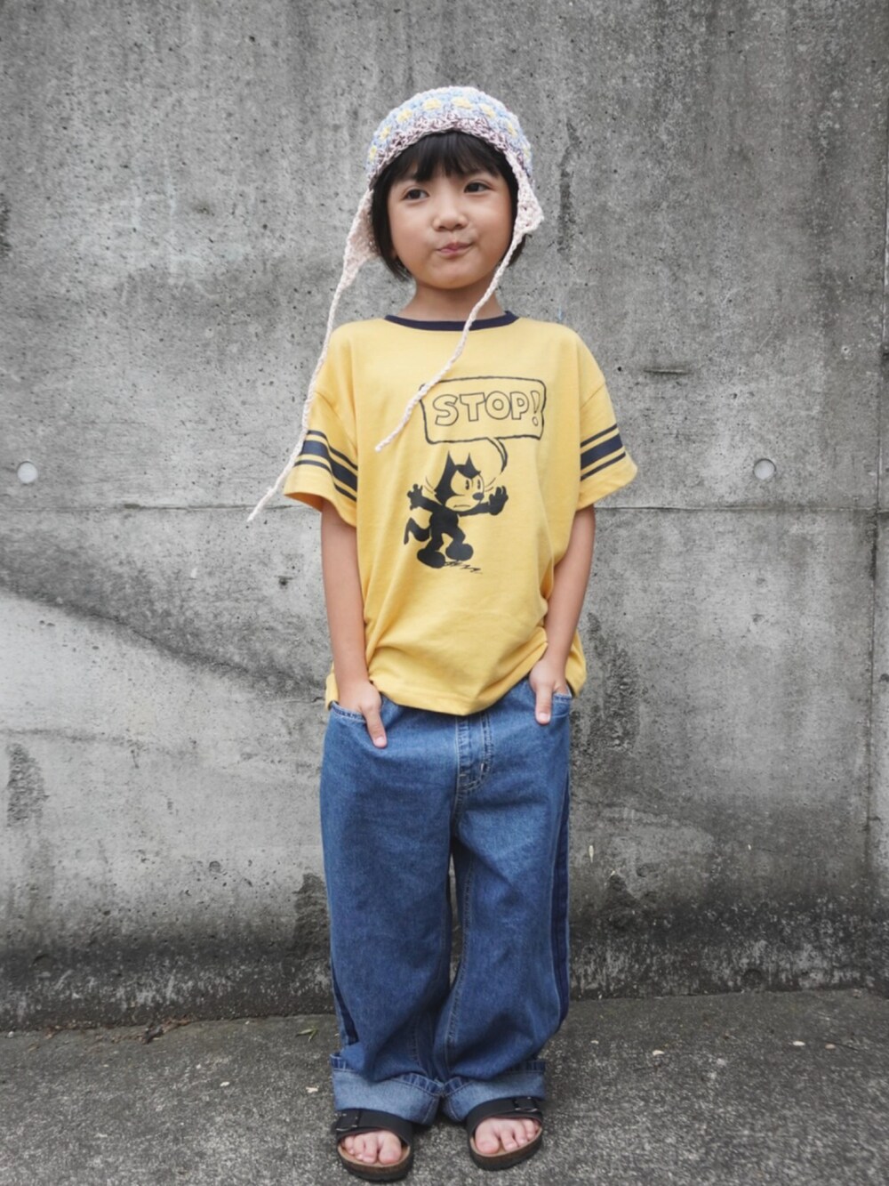 イエロー系のTシャツ/カットソー、ブルー系のデニムパンツを着用したキッズの夏コーディネートの2枚目の写真