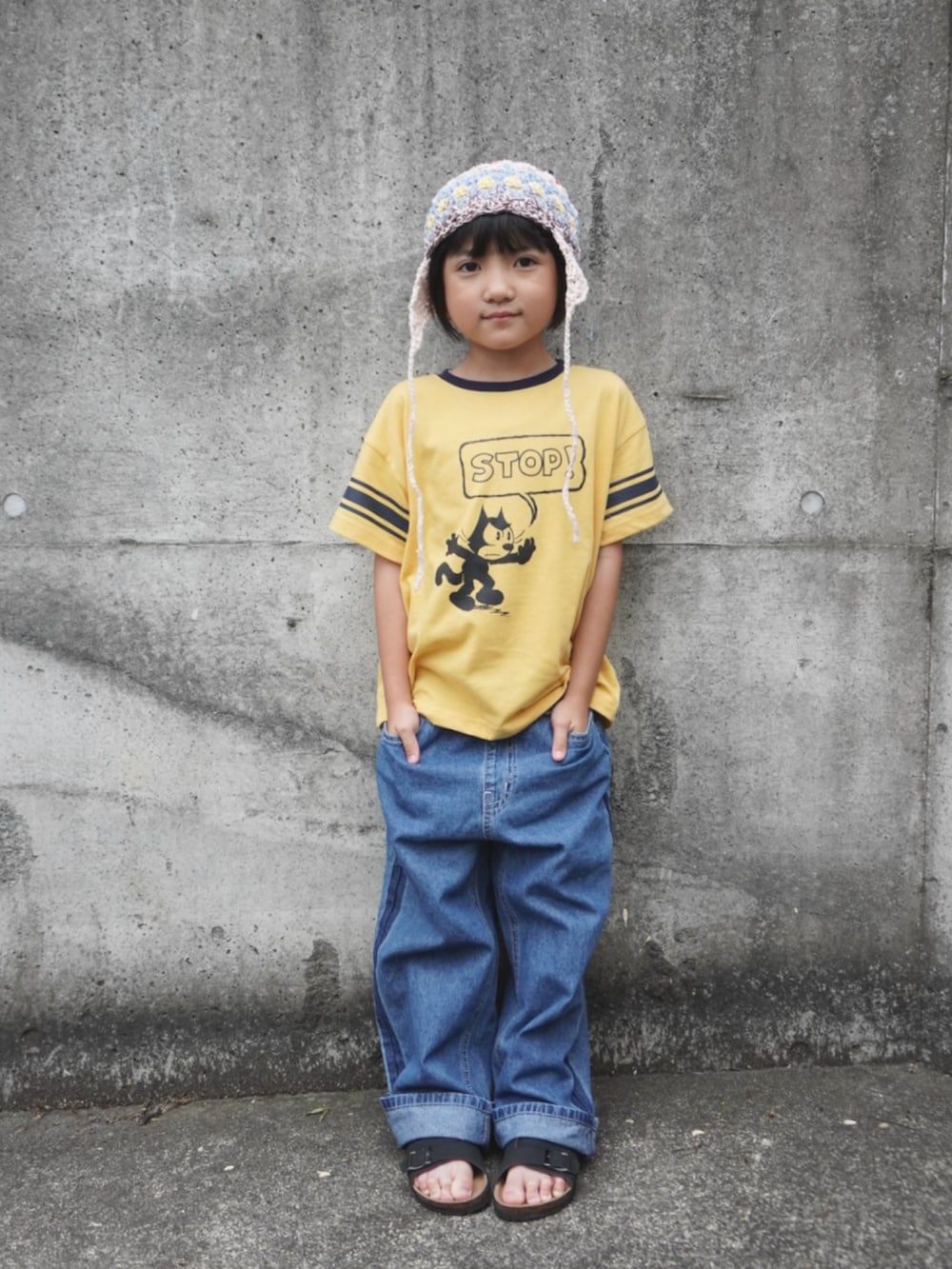 イエロー系のTシャツ/カットソー、ブルー系のデニムパンツを着用したキッズの夏コーディネートの3枚目の写真