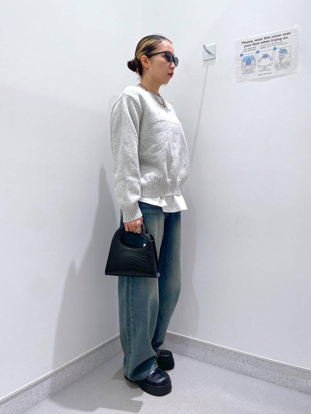 「体型カバー、着痩せ・細見え、カジュアル、FOREVER 21、ニット、シンプルコーデ、シンプル、デニムパンツ、冬コーデ」｜「FOREVER 21のミニショルダーバッグ（ショルダーバッグ、ブラック系）」を使った、umeさん（レディース・163cm）の冬コーディネートの5枚目の写真