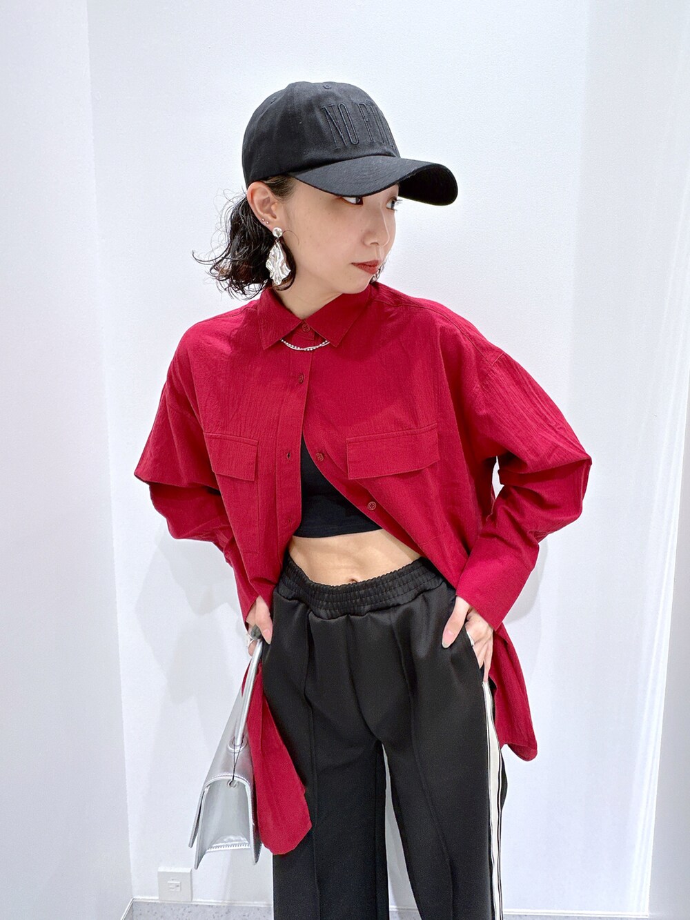 「夏コーデ、休日スタイル、楽チンコーデ、大人コーデ、ジャージーパンツ、フォーエバー21、FOREVER 21、FOREVER21、シャツ、シャツコーデ、全人類シャツ、ボルドー、ストリートコーデ、ストリートMIX、キャップ」｜「FOREVER 21のアソートロゴキャップ（キャップ、ブラック系）」を使った、umeさん（レディース・163cm）の夏コーディネートの3枚目の写真