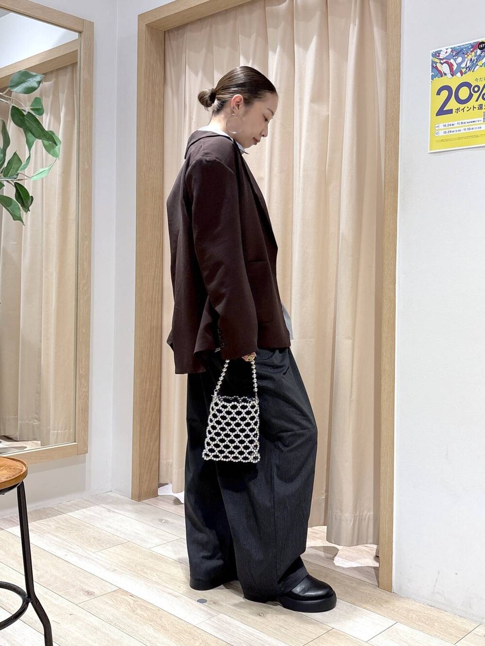 シルバー系のショルダーバッグ、ブラック系のサンダル、グレー系のその他パンツを着用したレディースの秋コーディネートの5枚目の写真