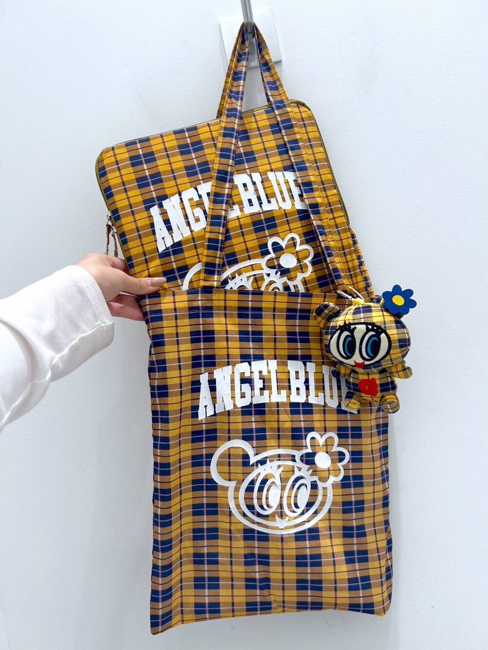 「体型カバー、着痩せ・細見え、カジュアル、FOREVER 21、トートバッグ」｜「FOREVER 21の【ANGEL BLUE】チェックトートバッグ（トートバッグ、ブルー系）」を使った、umeさん（レディース・163cm）の春コーディネートの5枚目の写真