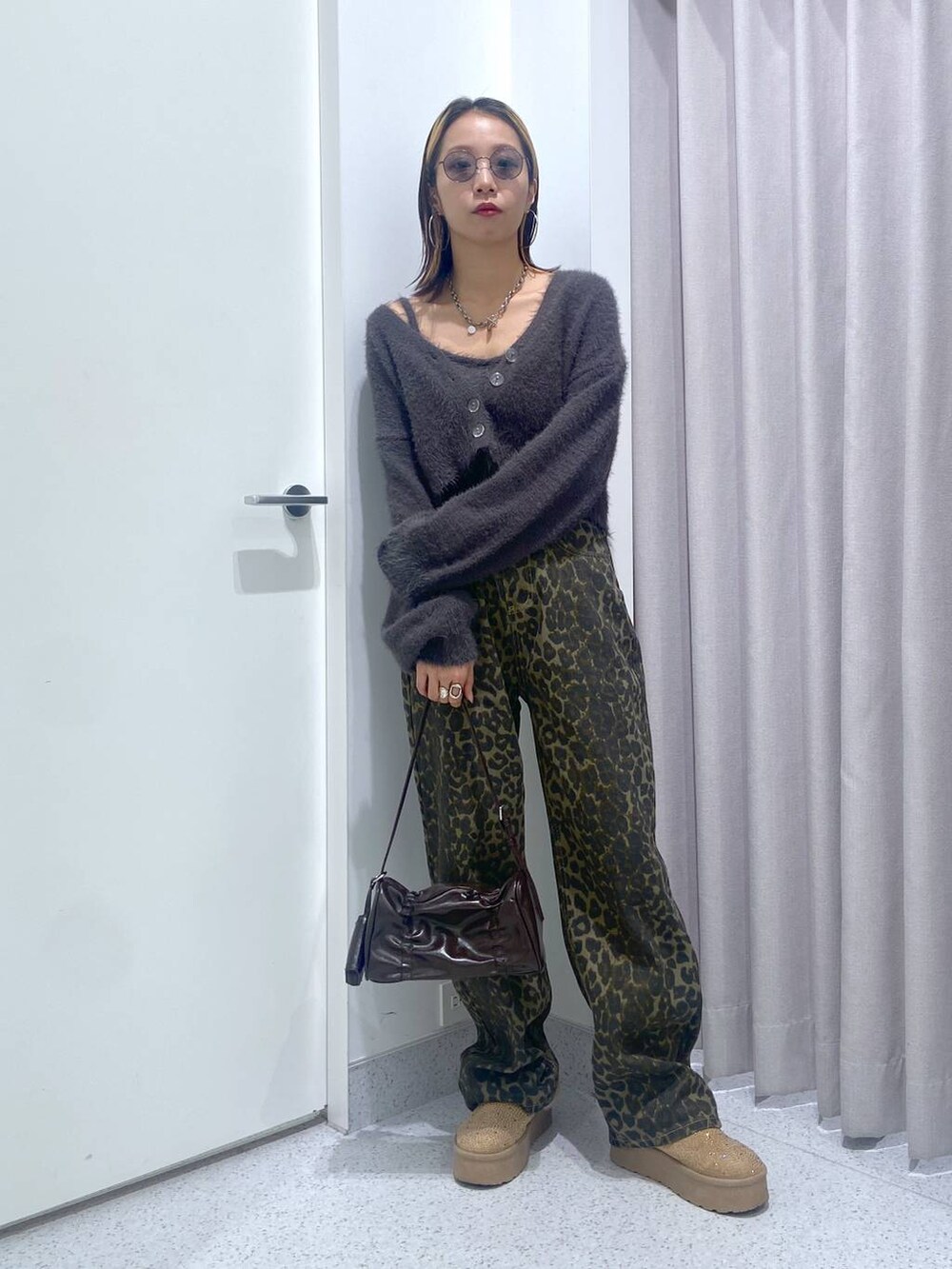 グレー系のカーディガン/ボレロ、ブラウン系のショルダーバッグ、その他のその他パンツを着用したレディースの冬コーディネートの4枚目の写真