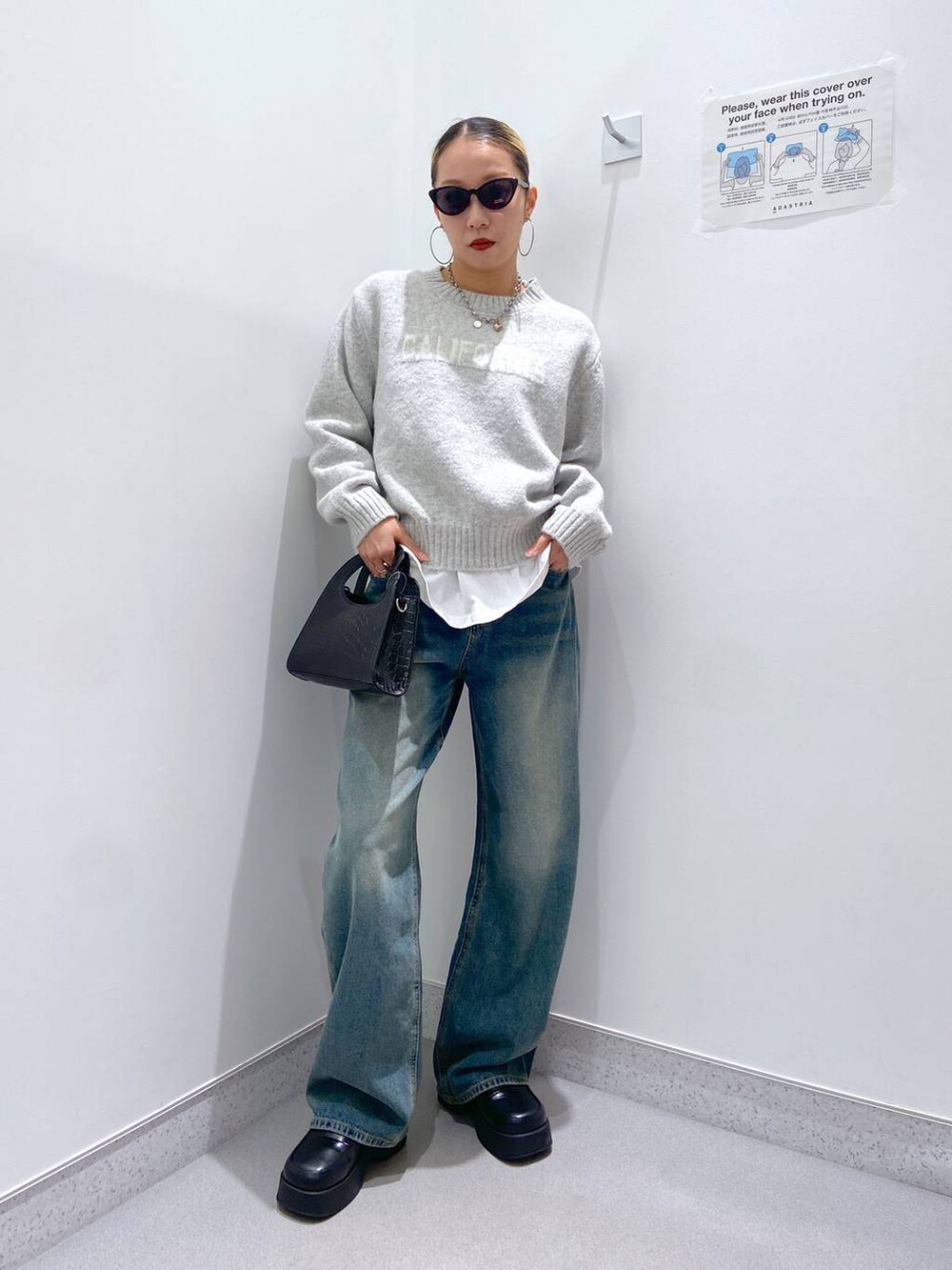 「体型カバー、着痩せ・細見え、カジュアル、FOREVER 21、ニット、シンプルコーデ、シンプル、デニムパンツ、冬コーデ」｜「FOREVER 21のミニショルダーバッグ（ショルダーバッグ、ブラック系）」を使った、umeさん（レディース・163cm）の冬コーディネートの6枚目の写真