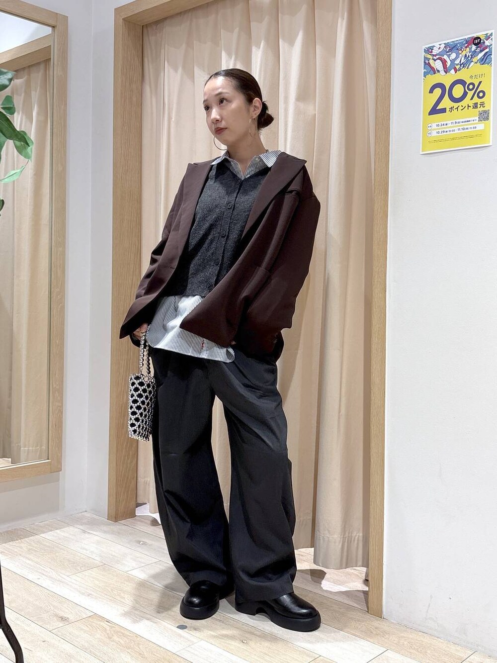 シルバー系のショルダーバッグ、ブラック系のサンダル、グレー系のその他パンツを着用したレディースの秋コーディネートの6枚目の写真