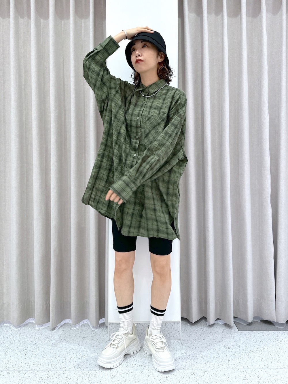「全人類シャツ、休日スタイル、夏服コーデ、大人カジュアル、FOREVER 21、FOREVER21、フォーエバー21、バイカーパンツ、シャツスタイル、シャツ、チェックシャツ、厚底スニーカー、バケットハット、ハーフレギンス、リアルバイ」｜「FOREVER 21のツイルバケットハット（帽子、ブラック系）」を使った、umeさん（レディース・163cm）の夏コーディネートの2枚目の写真