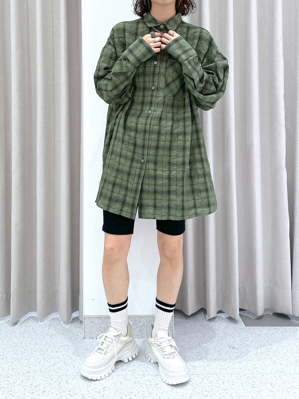 「全人類シャツ、休日スタイル、夏服コーデ、大人カジュアル、FOREVER 21、FOREVER21、フォーエバー21、バイカーパンツ、シャツスタイル、シャツ、チェックシャツ、厚底スニーカー、バケットハット、ハーフレギンス、リアルバイ」｜「FOREVER 21のツイルバケットハット（帽子、ブラック系）」を使った、umeさん（レディース・163cm）の夏コーディネートの3枚目の写真
