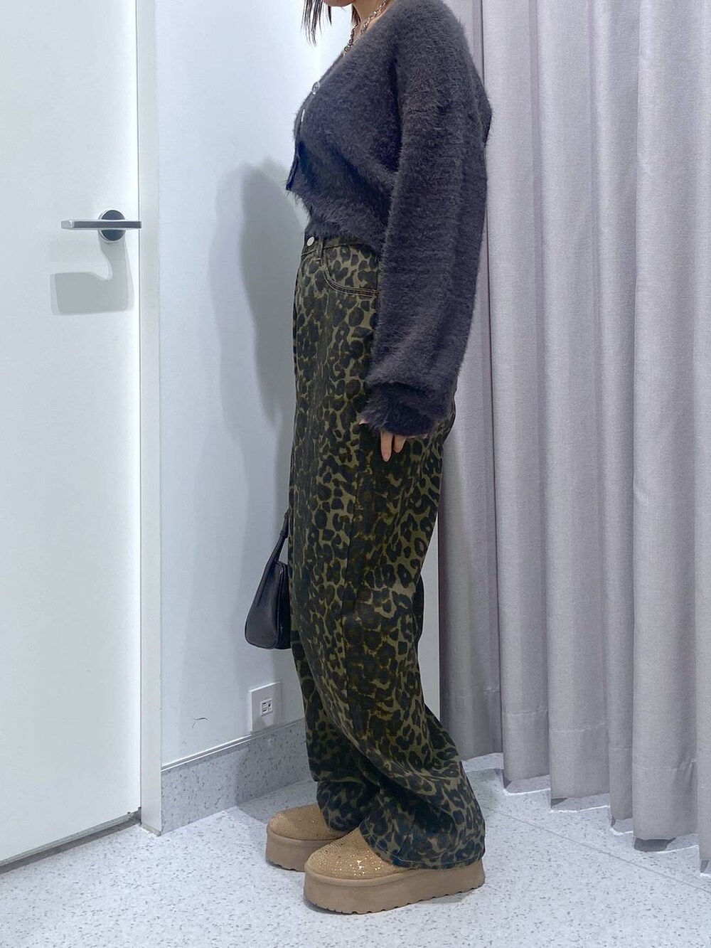 グレー系のカーディガン/ボレロ、ブラウン系のショルダーバッグ、その他のその他パンツを着用したレディースの冬コーディネートの2枚目の写真