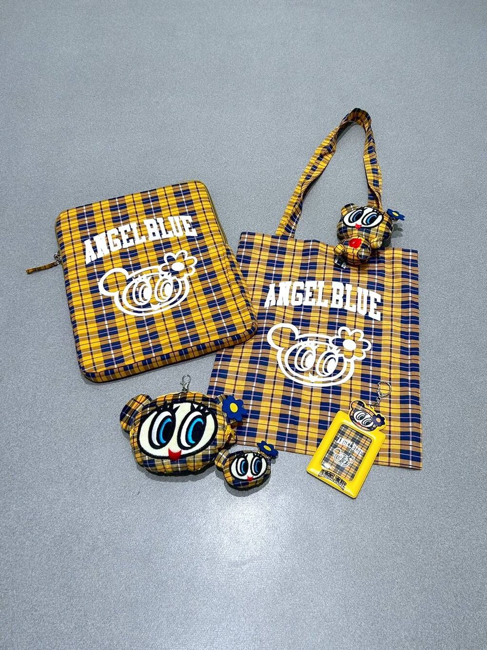 「体型カバー、着痩せ・細見え、カジュアル、FOREVER 21、トートバッグ」｜「FOREVER 21の【ANGEL BLUE】チェックトートバッグ（トートバッグ、ブルー系）」を使った、umeさん（レディース・163cm）の春コーディネートの3枚目の写真