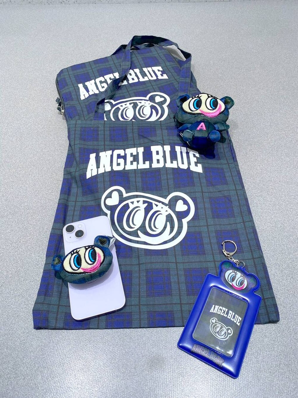 「体型カバー、着痩せ・細見え、カジュアル、FOREVER 21、トートバッグ」｜「FOREVER 21の【ANGEL BLUE】チェックトートバッグ（トートバッグ、ブルー系）」を使った、umeさん（レディース・163cm）の春コーディネートの2枚目の写真