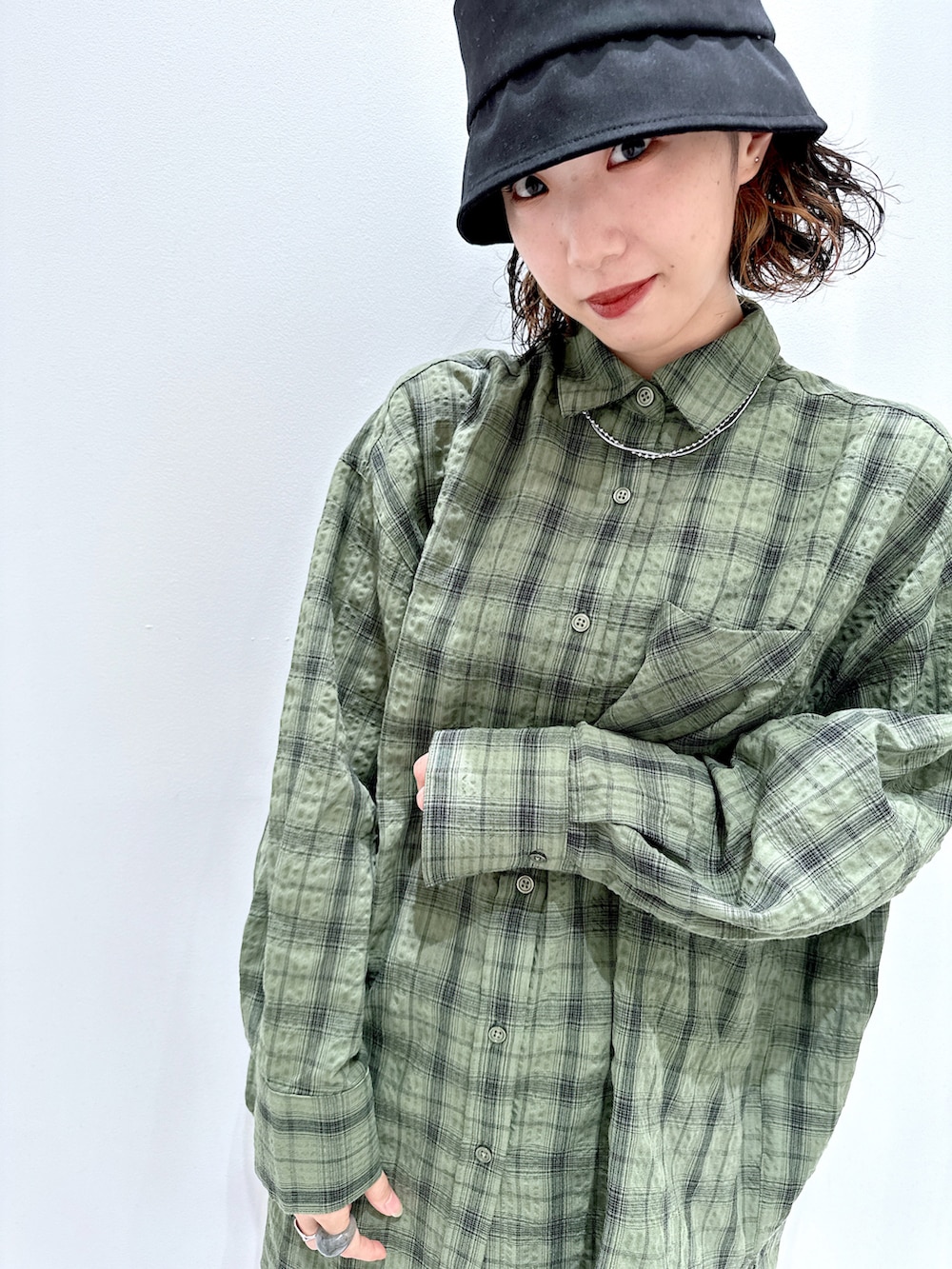 「全人類シャツ、休日スタイル、夏服コーデ、大人カジュアル、FOREVER 21、FOREVER21、フォーエバー21、バイカーパンツ、シャツスタイル、シャツ、チェックシャツ、厚底スニーカー、バケットハット、ハーフレギンス、リアルバイ」｜「FOREVER 21のツイルバケットハット（帽子、ブラック系）」を使った、umeさん（レディース・163cm）の夏コーディネートの5枚目の写真