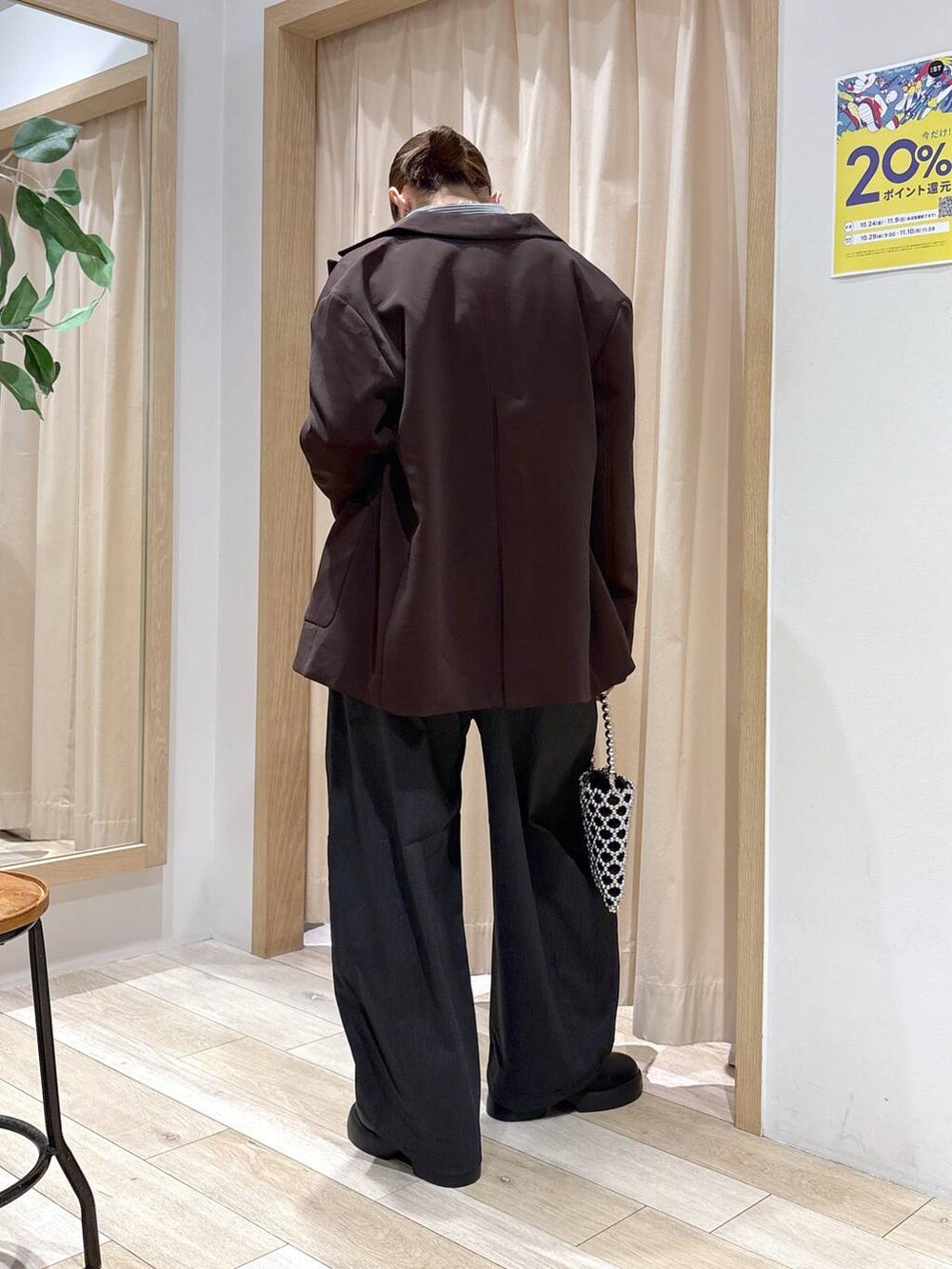 シルバー系のショルダーバッグ、ブラック系のサンダル、グレー系のその他パンツを着用したレディースの秋コーディネートの4枚目の写真