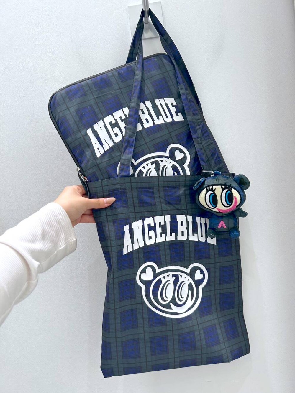 「体型カバー、着痩せ・細見え、カジュアル、FOREVER 21、トートバッグ」｜「FOREVER 21の【ANGEL BLUE】チェックトートバッグ（トートバッグ、ブルー系）」を使った、umeさん（レディース・163cm）の春コーディネートの4枚目の写真