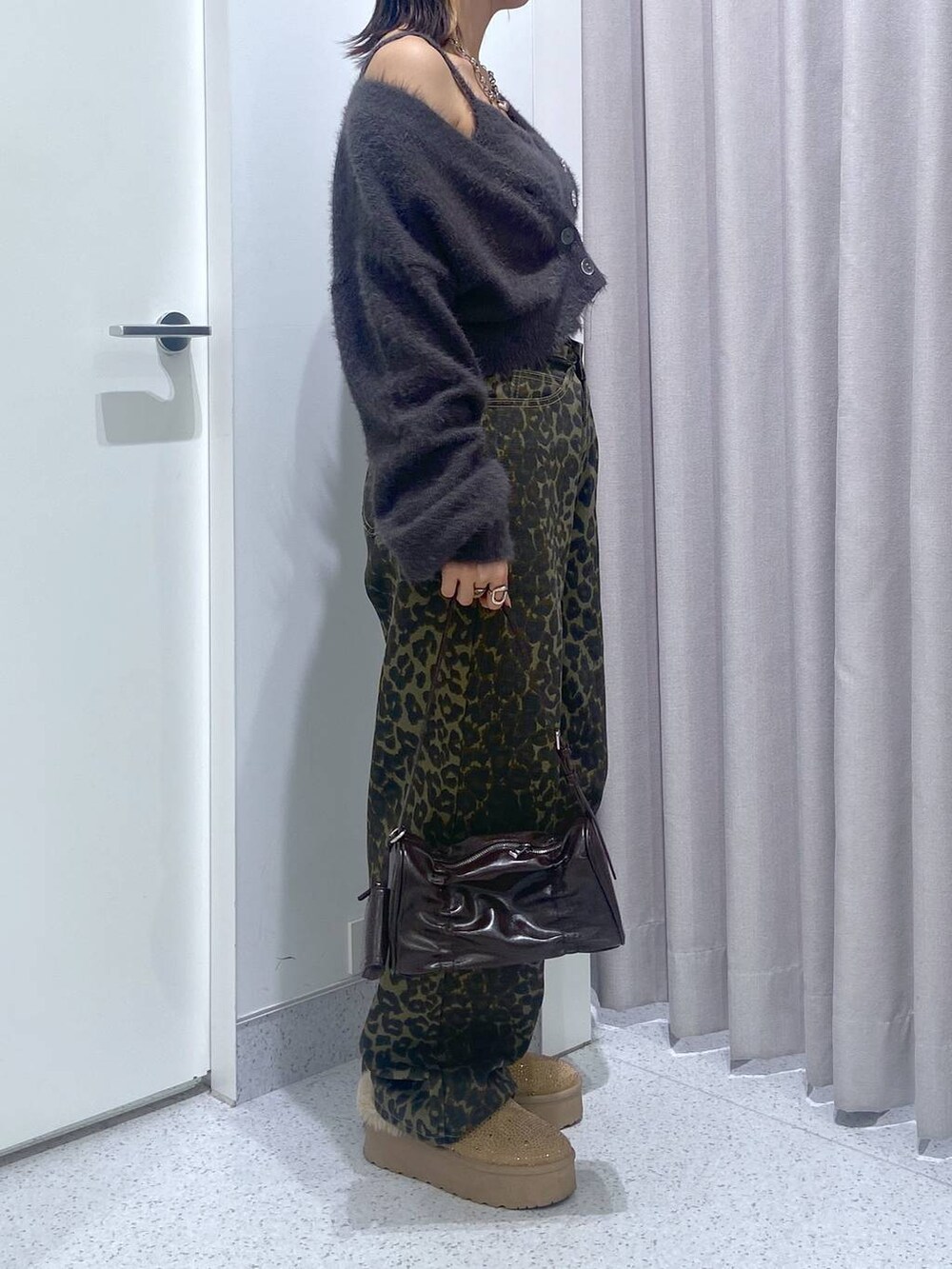 グレー系のカーディガン/ボレロ、ブラウン系のショルダーバッグ、その他のその他パンツを着用したレディースの冬コーディネートの3枚目の写真