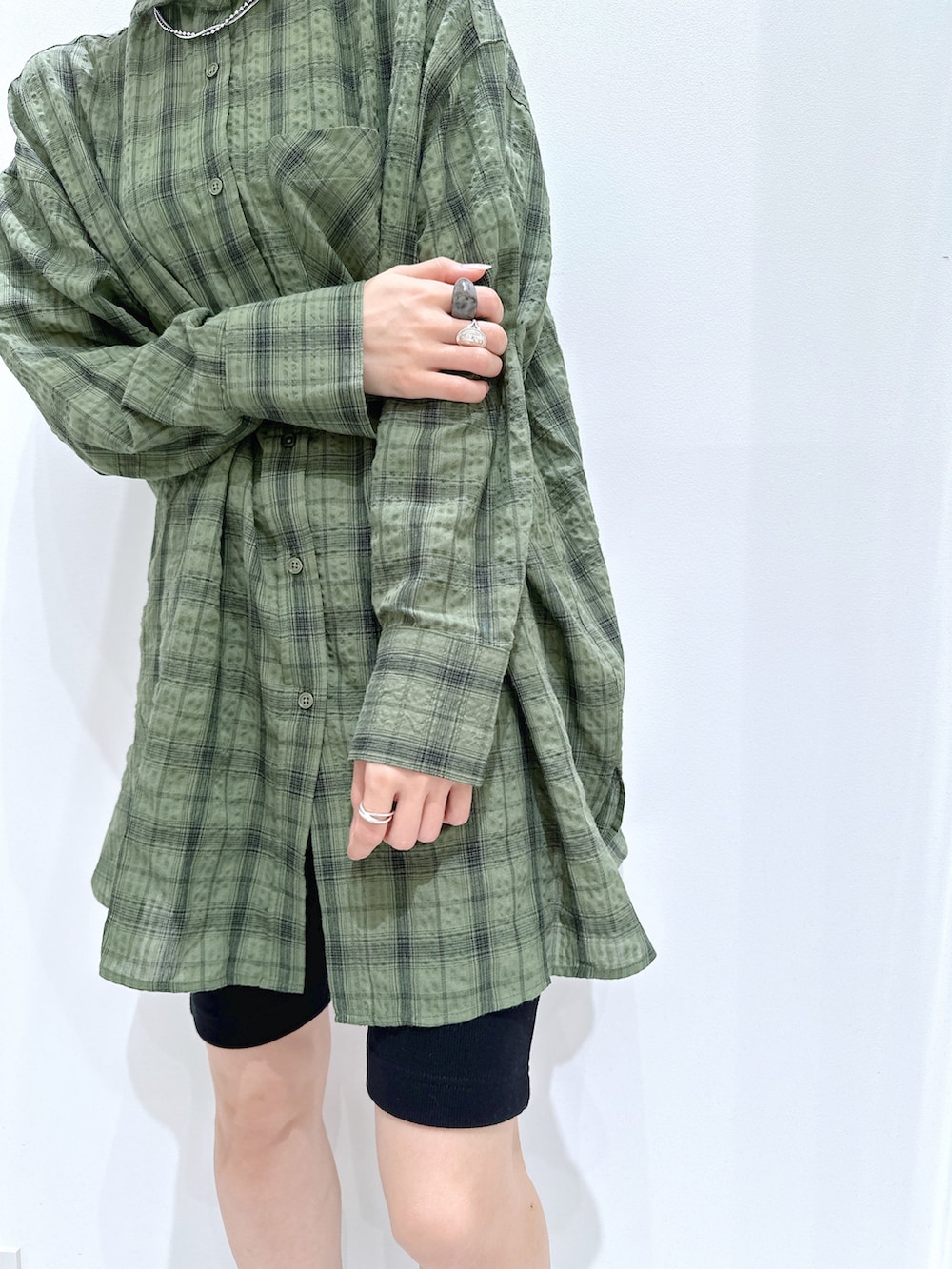 「全人類シャツ、休日スタイル、夏服コーデ、大人カジュアル、FOREVER 21、FOREVER21、フォーエバー21、バイカーパンツ、シャツスタイル、シャツ、チェックシャツ、厚底スニーカー、バケットハット、ハーフレギンス、リアルバイ」｜「FOREVER 21のツイルバケットハット（帽子、ブラック系）」を使った、umeさん（レディース・163cm）の夏コーディネートの4枚目の写真