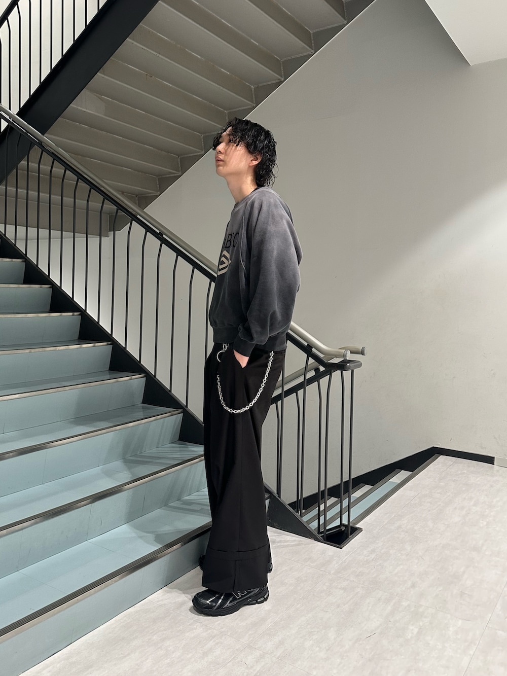 グレー系のスウェット、ブラック系のその他パンツ、シルバー系の財布/小物を着用したメンズの冬コーディネートの2枚目の写真
