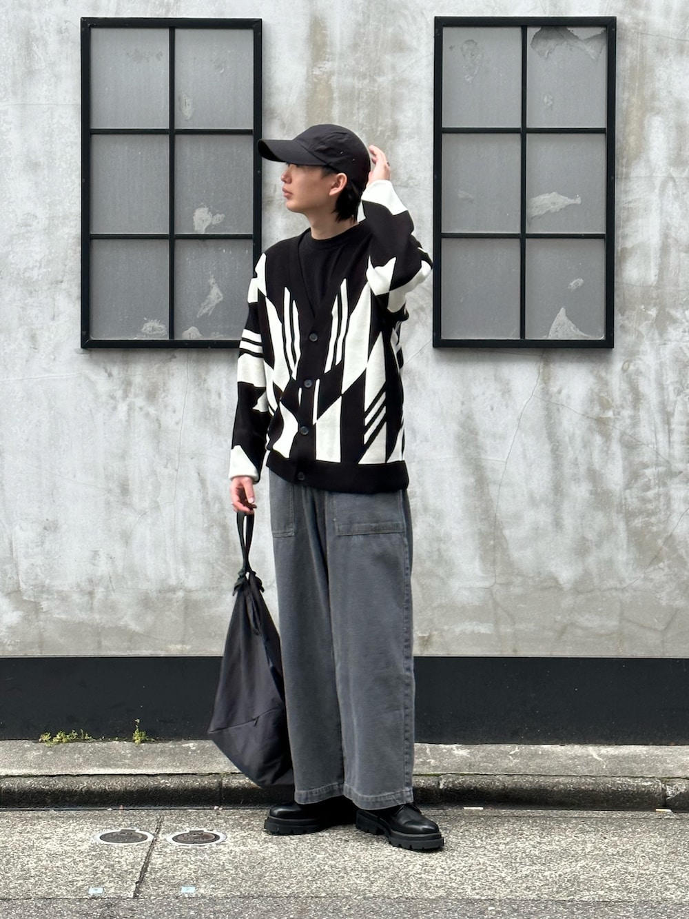 ブラック系のカーディガン/ボレロ、グレー系のデニムパンツ、グレー系のバッグを着用したメンズの春コーディネートの4枚目の写真