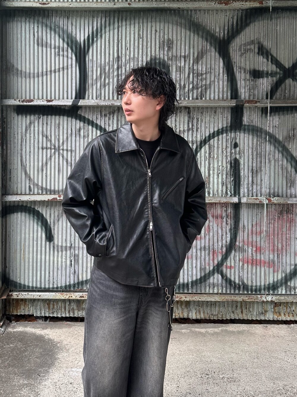 ブラック系のブルゾン、ブラック系のジャケット/アウター、ブラック系のデニムパンツを着用したメンズの冬コーディネートの3枚目の写真