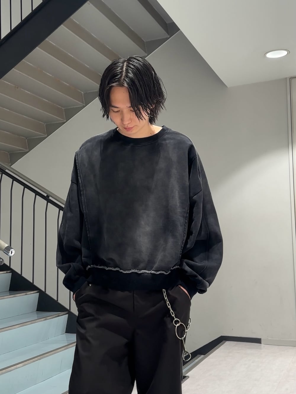 ブラック系のTシャツ/カットソー、ブラック系のその他パンツ、ブラック系のキーホルダーを着用したメンズの冬コーディネートの3枚目の写真