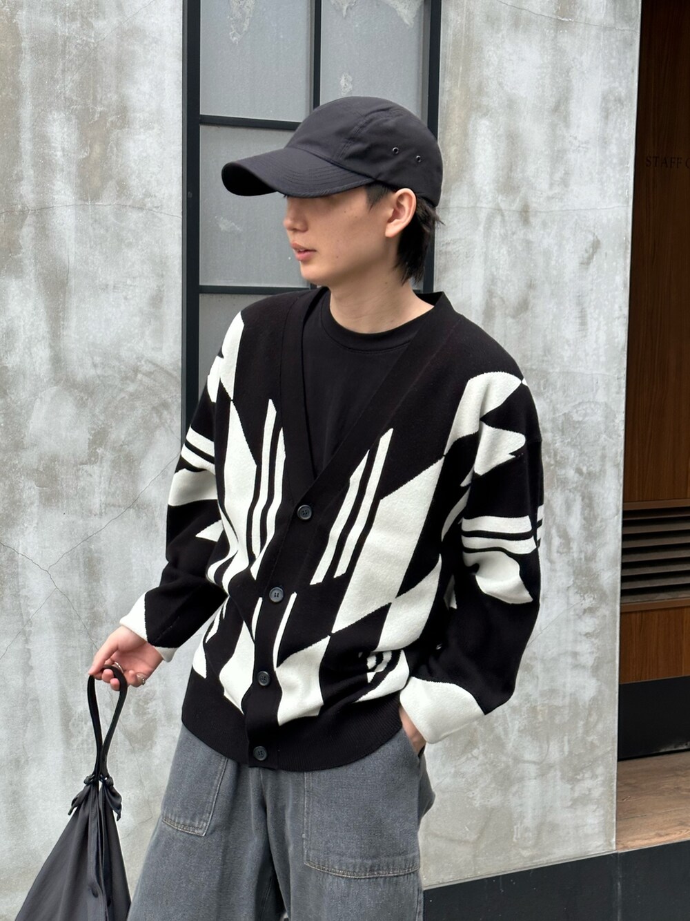 ブラック系のカーディガン/ボレロ、グレー系のデニムパンツ、グレー系のバッグを着用したメンズの春コーディネートの2枚目の写真