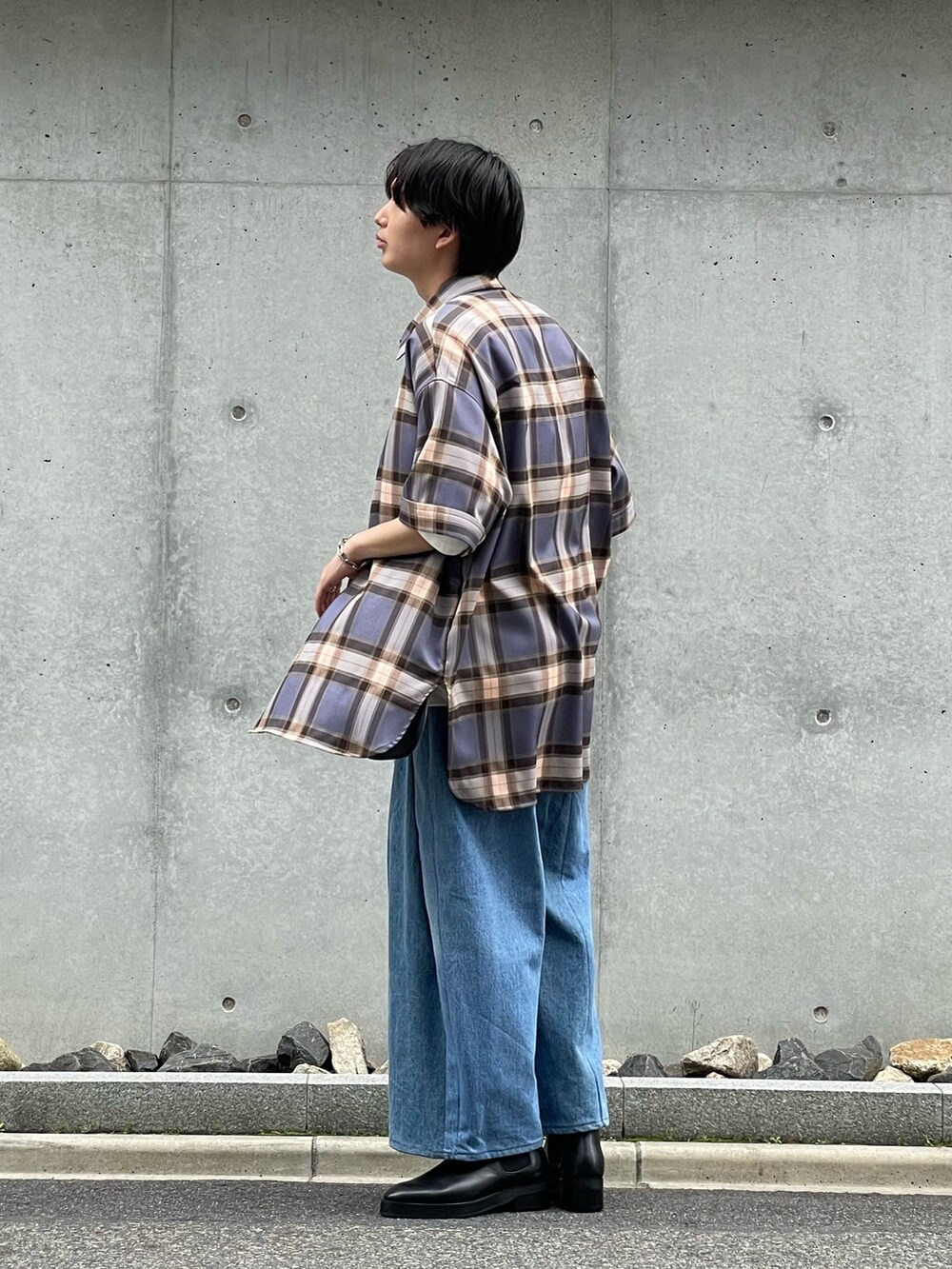 グレー系のシャツ/ブラウス、ブラック系のブーツを着用したメンズの夏コーディネートの2枚目の写真