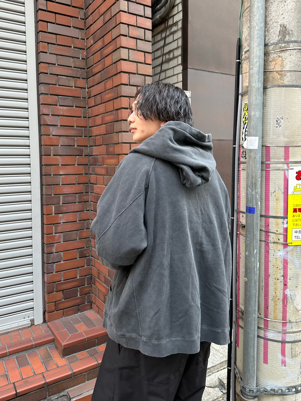 ブラック系のパーカー、ブラック系のその他パンツを着用したメンズの春コーディネートの3枚目の写真