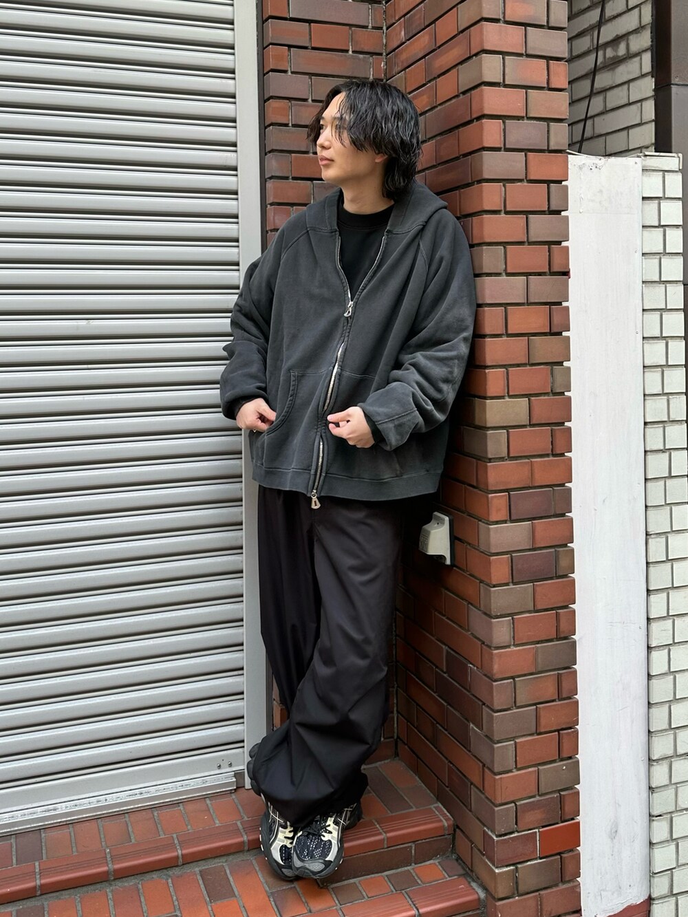 ブラック系のパーカー、ブラック系のその他パンツを着用したメンズの春コーディネートの2枚目の写真