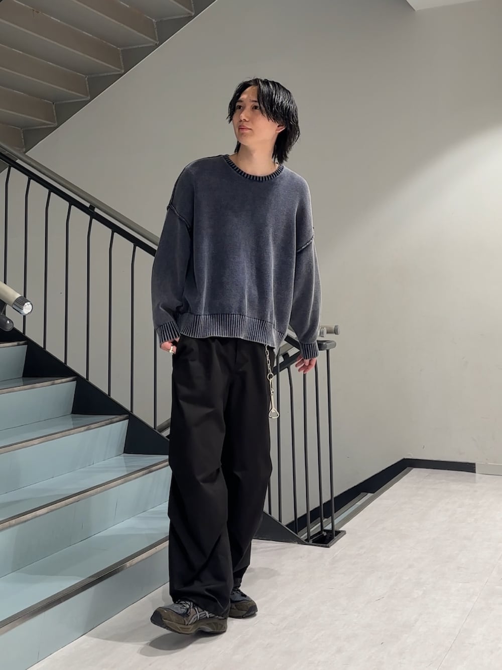 ブルー系のニット/セーター、ブラック系のその他パンツを着用したメンズの冬コーディネートの4枚目の写真