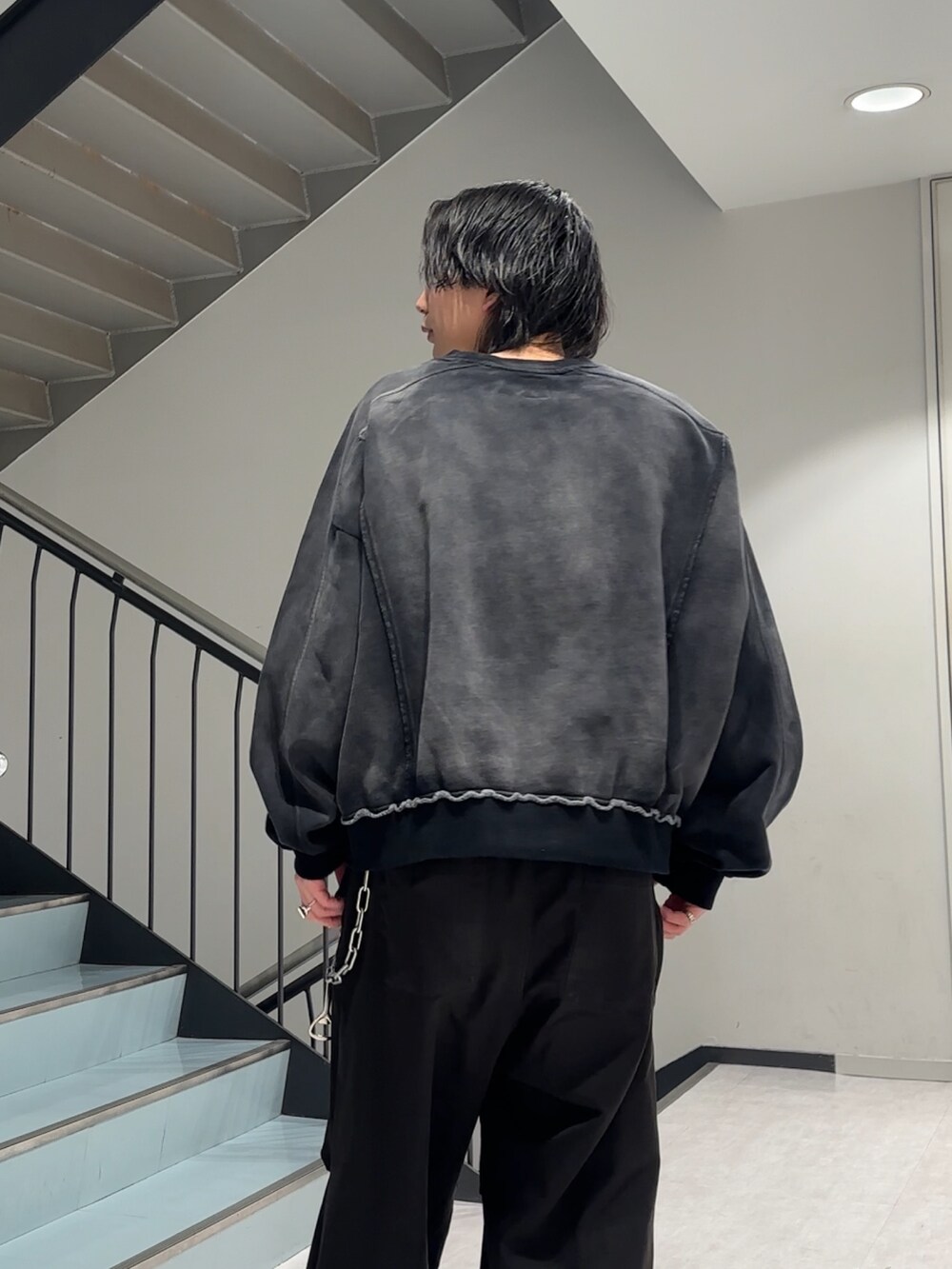 ブラック系のTシャツ/カットソー、ブラック系のその他パンツ、ブラック系のキーホルダーを着用したメンズの冬コーディネートの4枚目の写真