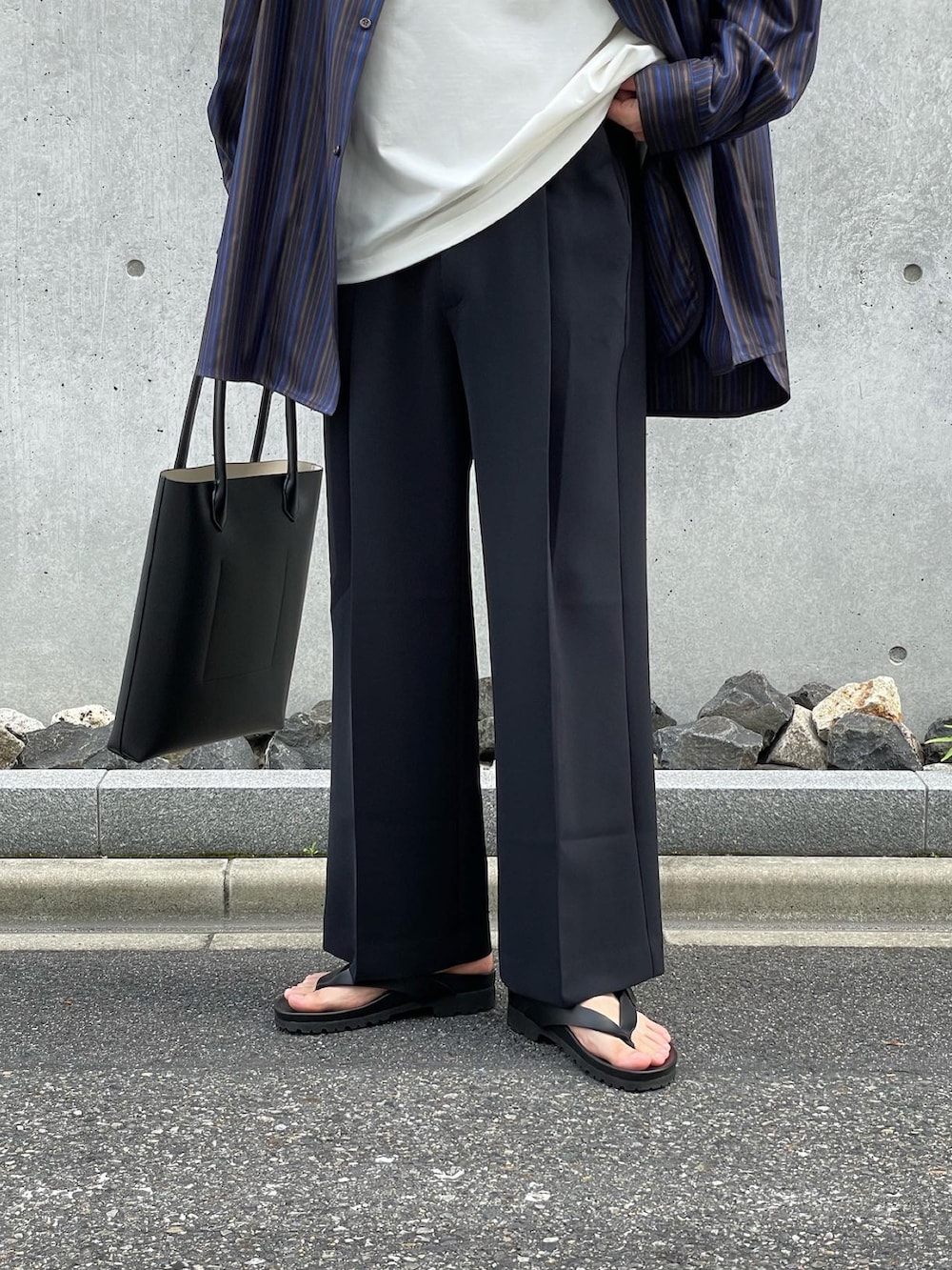 ブルー系のシャツ/ブラウス、ホワイト系のTシャツ/カットソー、ブラック系のスラックスを着用したメンズの夏コーディネートの4枚目の写真