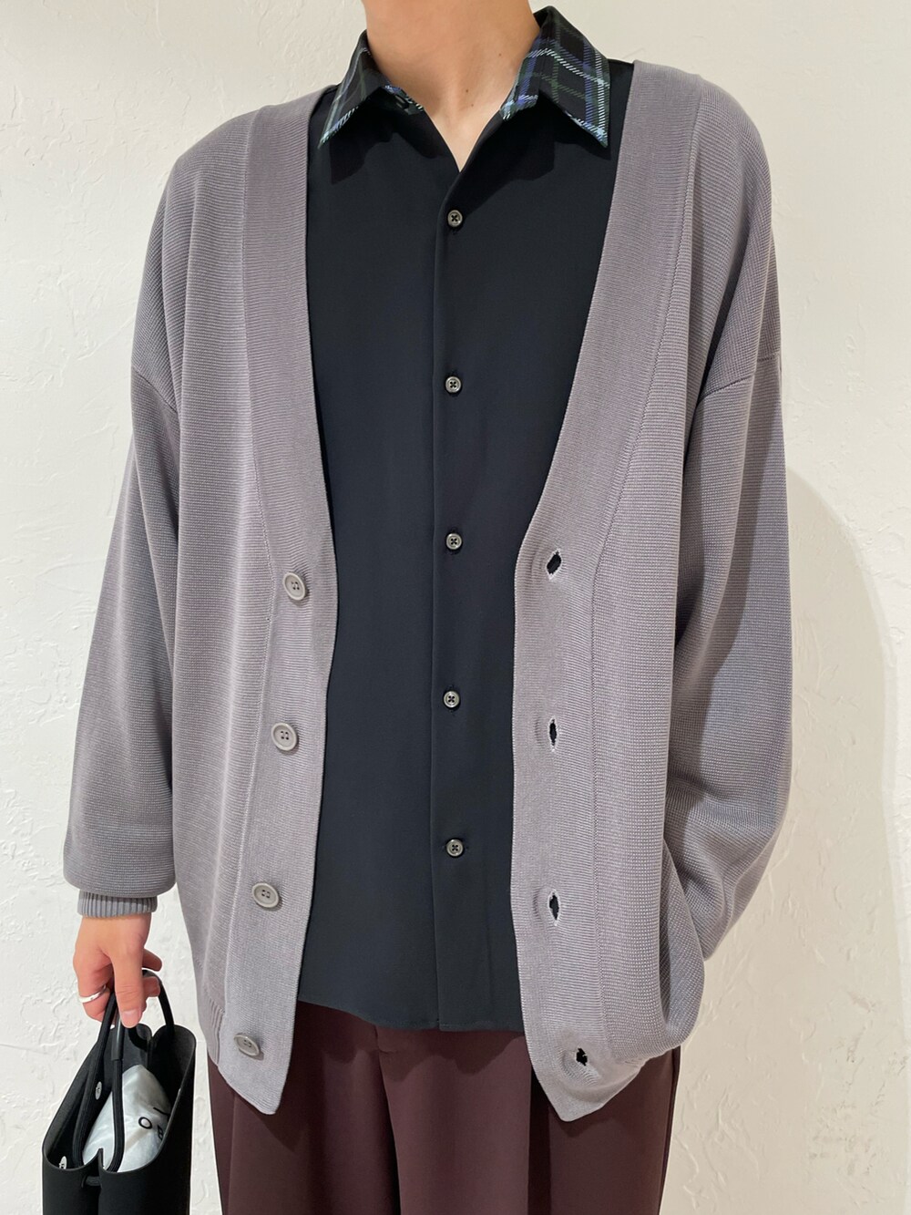 ブラック系のシャツ/ブラウス、グレー系のカーディガン/ボレロ、ブラック系のトートバッグを着用したメンズの夏コーディネートの3枚目の写真