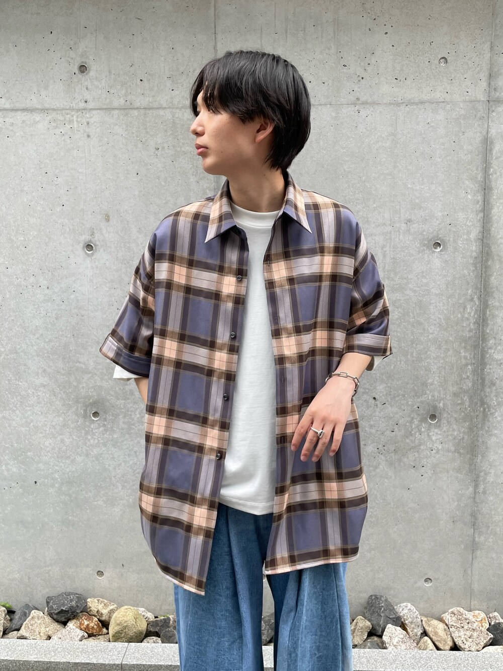 グレー系のシャツ/ブラウス、ブラック系のブーツを着用したメンズの夏コーディネートの3枚目の写真