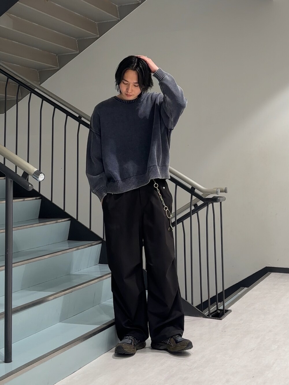 ブルー系のニット/セーター、ブラック系のその他パンツを着用したメンズの冬コーディネートの3枚目の写真