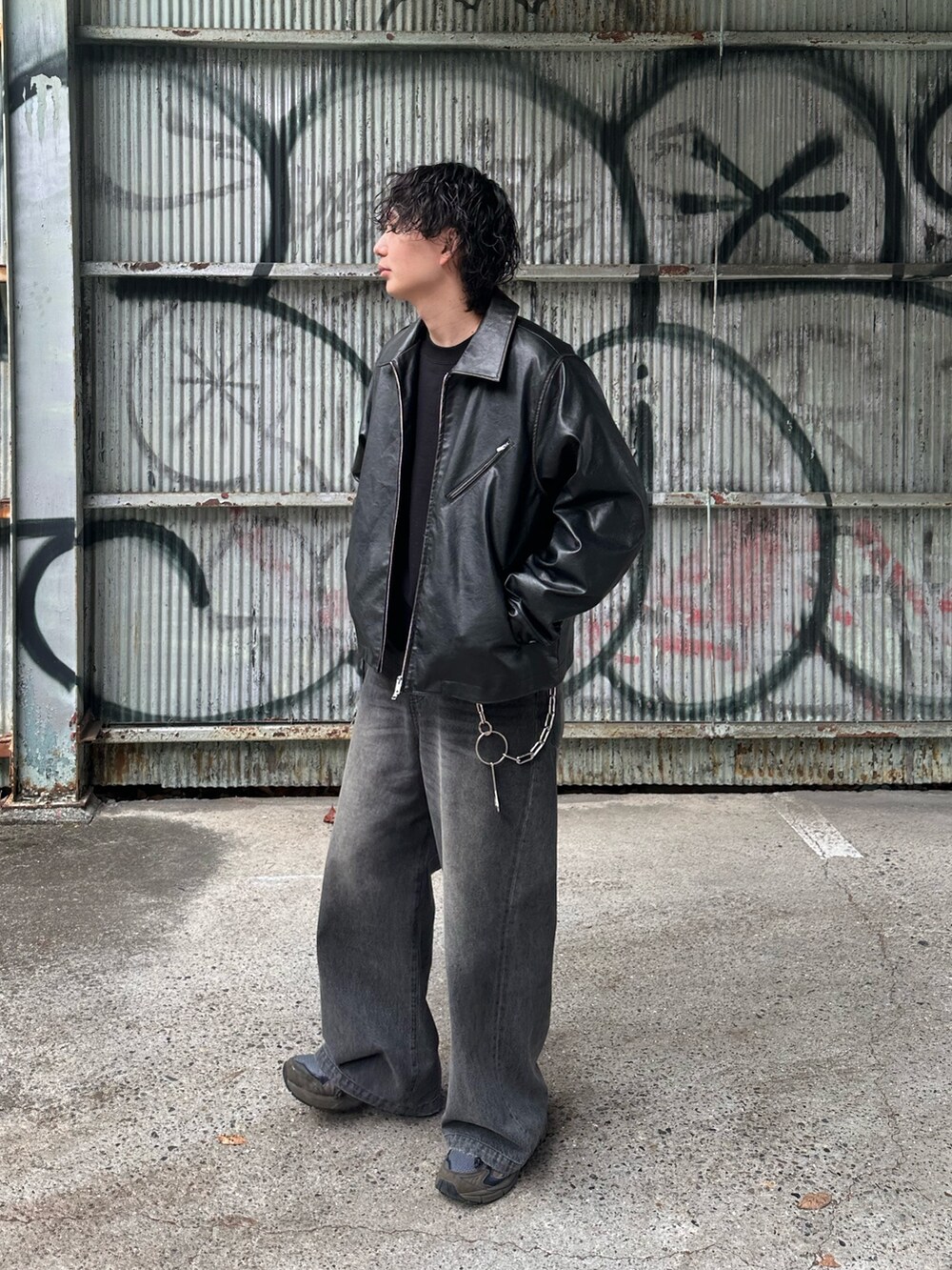 ブラック系のブルゾン、ブラック系のジャケット/アウター、ブラック系のデニムパンツを着用したメンズの冬コーディネートの4枚目の写真