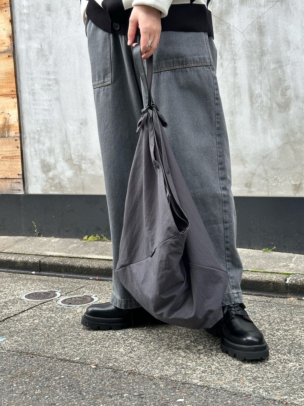 ブラック系のカーディガン/ボレロ、グレー系のデニムパンツ、グレー系のバッグを着用したメンズの春コーディネートの3枚目の写真