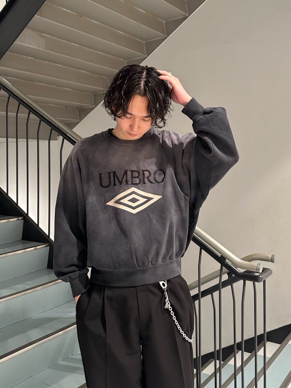 グレー系のスウェット、ブラック系のその他パンツ、シルバー系の財布/小物を着用したメンズの冬コーディネートの4枚目の写真