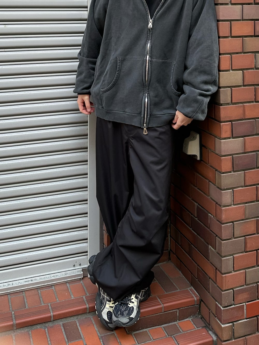 ブラック系のパーカー、ブラック系のその他パンツを着用したメンズの春コーディネートの4枚目の写真