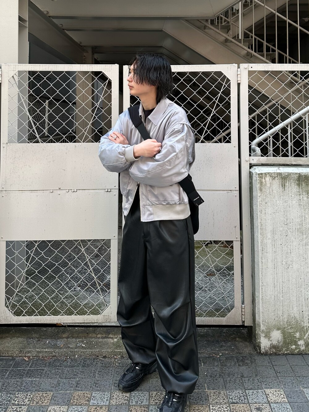 グレー系のブルゾン、ブラック系のパンツを着用したメンズの春コーディネートの4枚目の写真