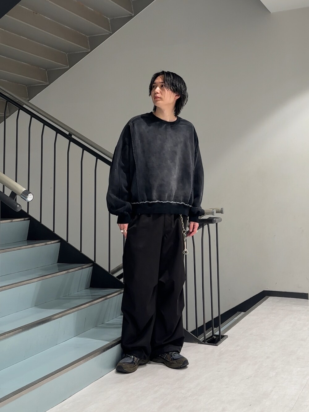 ブラック系のTシャツ/カットソー、ブラック系のその他パンツ、ブラック系のキーホルダーを着用したメンズの冬コーディネートの2枚目の写真