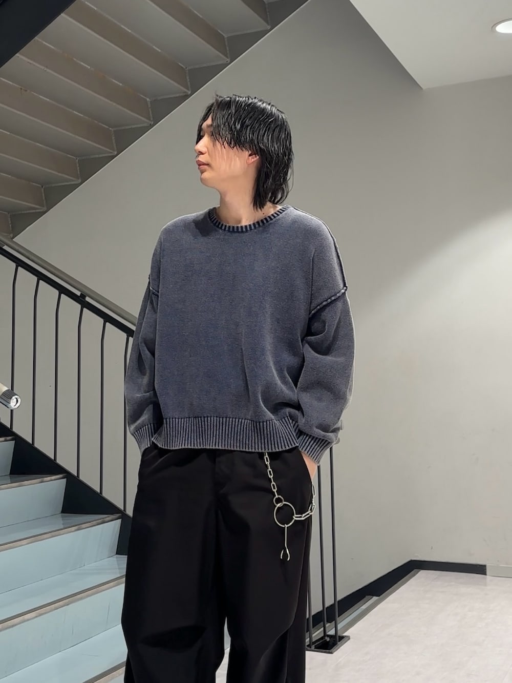 ブルー系のニット/セーター、ブラック系のその他パンツを着用したメンズの冬コーディネートの2枚目の写真